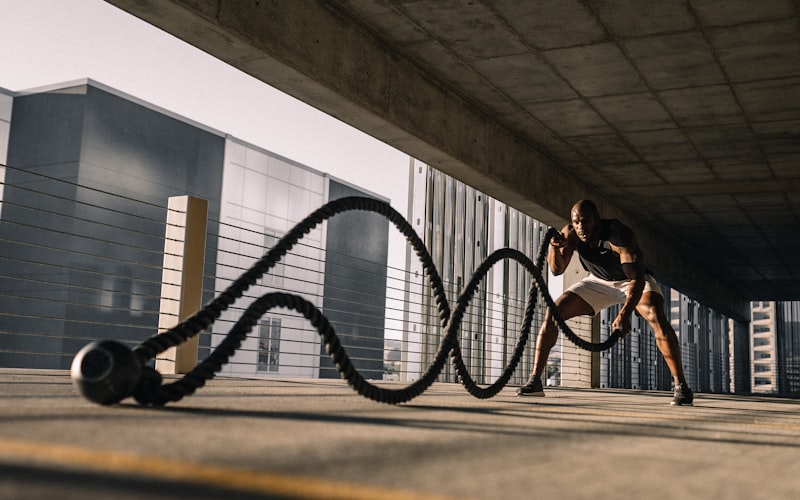 F1赛车在摩纳哥街道赛道上飞驰而过，背景是湛蓝的海水和游艇